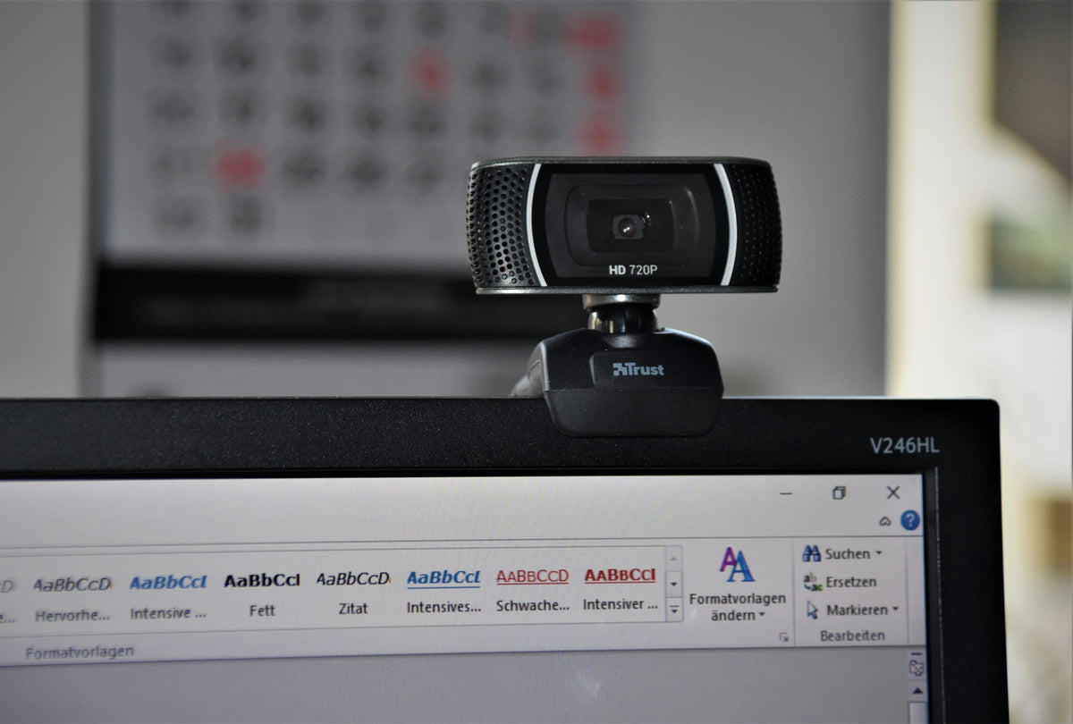 1080p Full HD Webcam with Dual Noise-Filtering Microphones